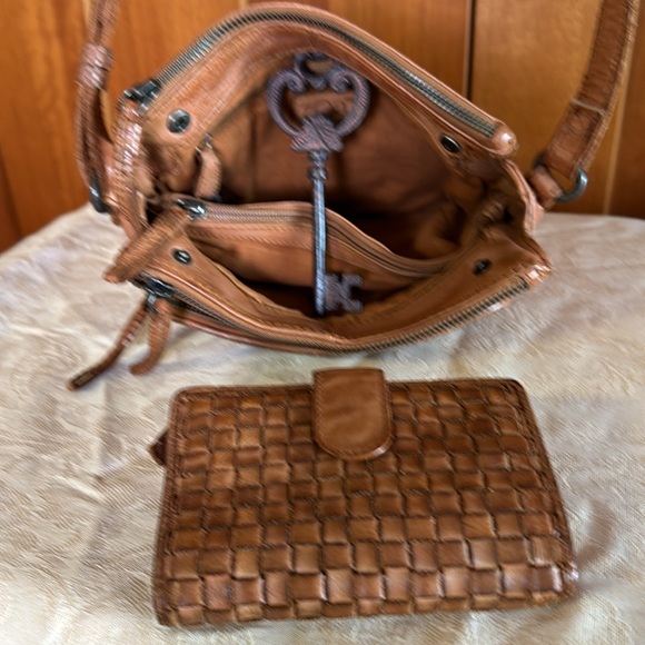 Zoa, Leather Crossbody and wallet. - Picture 4 of 9